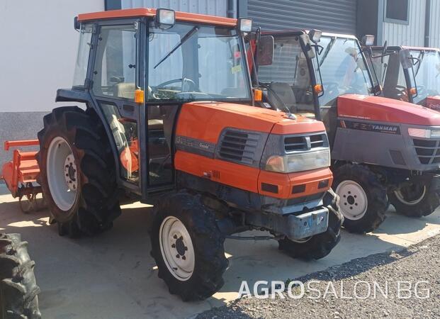 Трактор KUBOTA, модел GL32 с кабина.